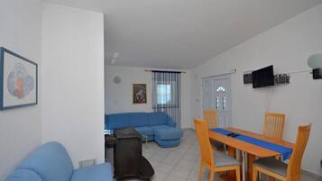 Apartment (A2) | Dining
