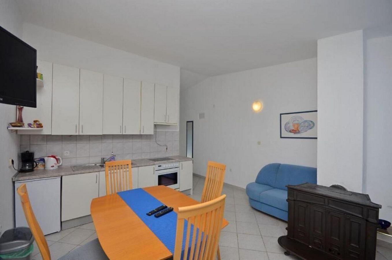 Apartment (A2) | Private kitchen | Fridge, stovetop, electric kettle, cookware/dishes/utensils