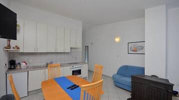 Apartment (A2) | Private kitchen | Fridge, stovetop, electric kettle, cookware/dishes/utensils
