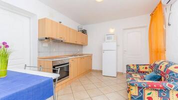 Lejlighed (A4) | Privat køkken | Køleskab, kogeplade, elkedel, køkkentøj/tallerkener/redskaber