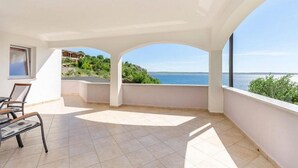 An open balcony with a view of the sea and greenery. - Apartments Mira (Starigrad - Paklenica)