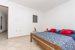 Apartment (A3) | Desk, soundproofing, free WiFi, bed sheets