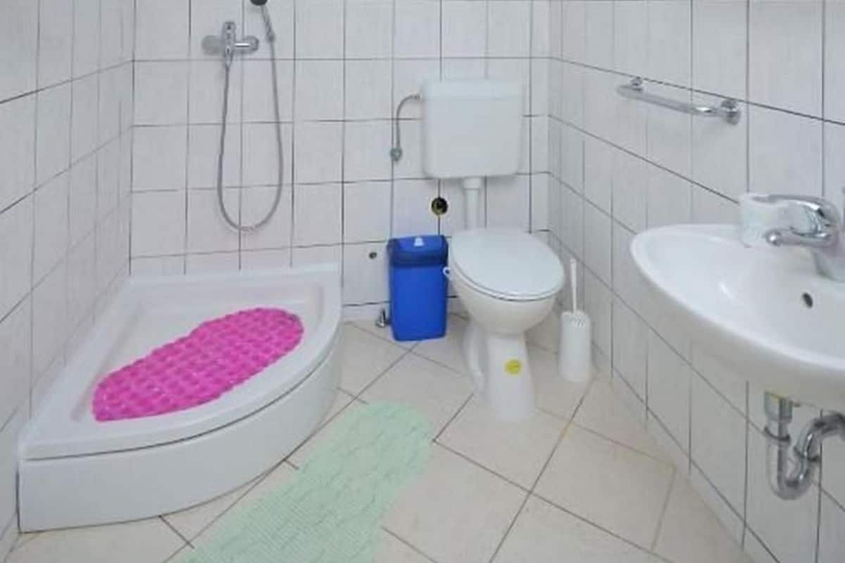 Un baño con bañera, inodoro y lavabo.