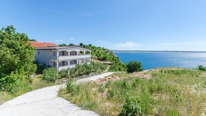 A coastal house with a paved driveway leading to a balcony overlooking the sea. - Apartments Mira (Starigrad - Paklenica)