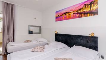 VÀrdeförvaringsskÄp pÄ rummet, skrivbord, gratis wi-fi och sÀngklÀder