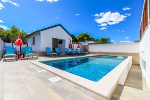 Outdoor pool, pool umbrellas, pool loungers - Apartments Villa Niko (Trogir)