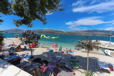 Una spiaggia nelle vicinanze. Apartments Villa Niko