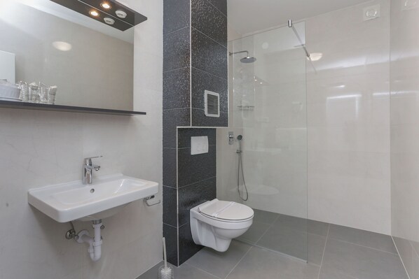 Sèche-cheveux, serviettes fournies