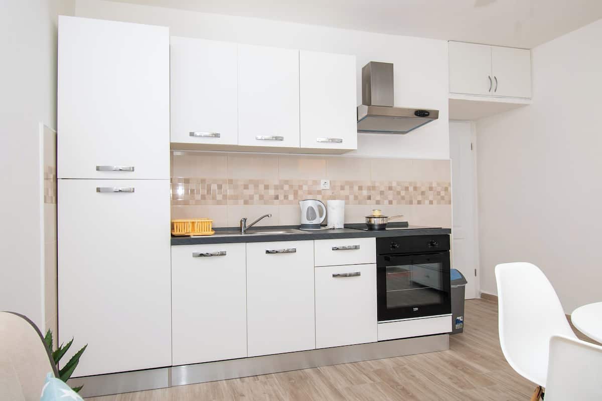 Apartment (A2) | Private kitchen | Fridge, stovetop, electric kettle, cookware/dishes/utensils