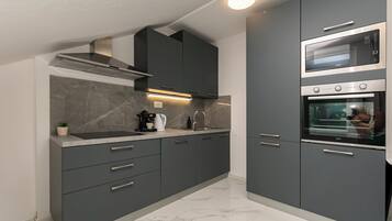Studio (A2) | Private kitchen | Fridge, microwave, oven, stovetop