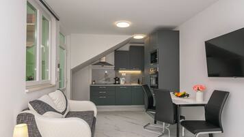 Studio (A2) | Private kitchen | Fridge, microwave, oven, stovetop