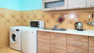 Departamento (A2) | Cocina privada | Refrigerador, microondas, horno y parrilla de estufa