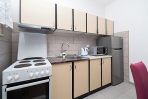 Căn hộ (A1) | Bếp riêng | Tủ lạnh, lò vi sóng, lò nướng, bếp nấu 