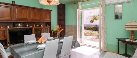 Appartement (A2) | Woonkamer | Een televisie