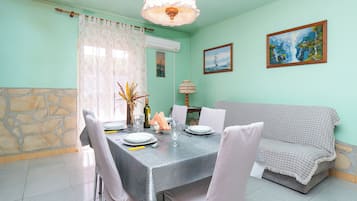 Apartment (A2) | Wohnzimmer | Fernseher