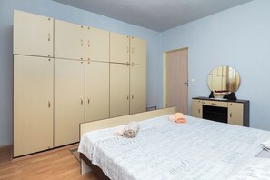 Apartment (A2) | Iron/ironing board, free WiFi, bed sheets - Apartments Sonja (Privlaka)