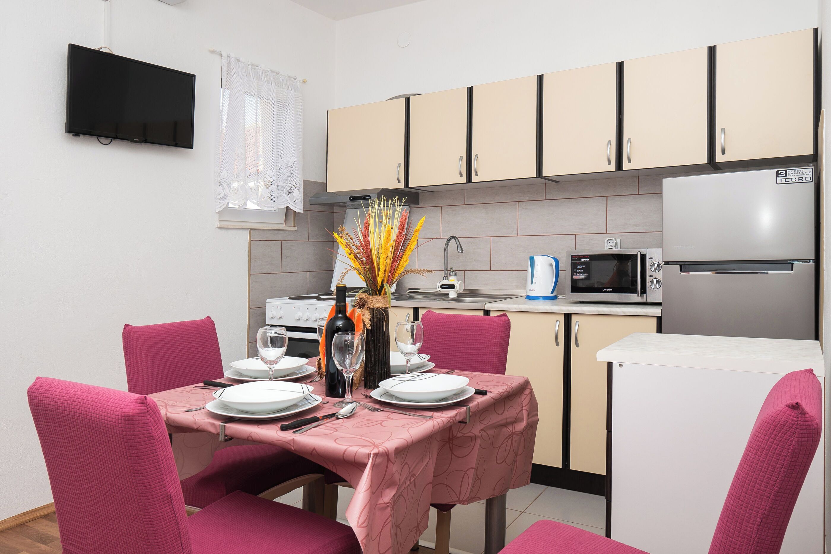 Apartment (A1) | Private kitchen | Fridge, microwave, oven, stovetop