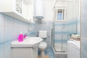 Apartment (A1) | Bathroom | Shower, hair dryer - Apartments Sonja (Privlaka)