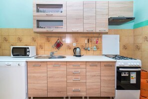 Căn hộ (A2) | Bếp riêng | Tủ lạnh, lò vi sóng, lò nướng, bếp nấu 