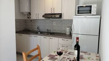 Appartamento (A1) | Cucina privata | Frigorifero, microonde, piano cottura, bollitore elettrico