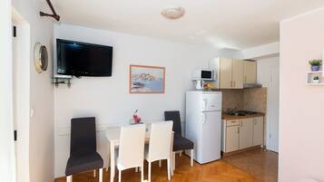 Private kitchen | Fridge, microwave, stovetop, electric kettle