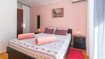 Iron/ironing board, free WiFi, bed sheets