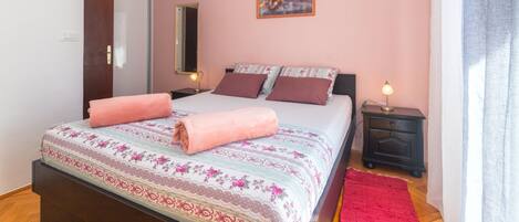 مكواة/لوح كي وواي فاي مجانًا وملاءات أسرّة