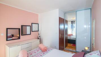Iron/ironing board, free WiFi, bed sheets
