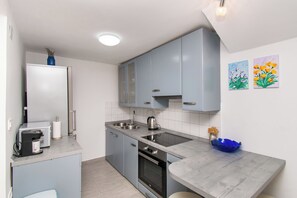 Refrigerador, horno, placa de cocina, tetera/pava eléctrica