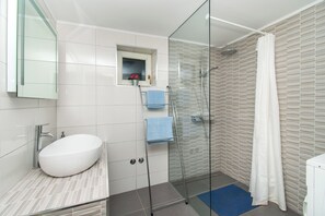 Studio (A1) | Bathroom | Shower, hair dryer - Apartment Lavanda (Obrovac)