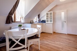 Departamento, 1 habitación, cocineta, vista a la ciudad (5) | Cocina privada | Frigobar, microondas, parrilla de estufa y cafetera de espresso 