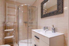 Departamento, 1 habitación, cocineta, vista a la ciudad (4) | Baño | Regadera, regadera tipo lluvia, secadora de cabello, toallas 