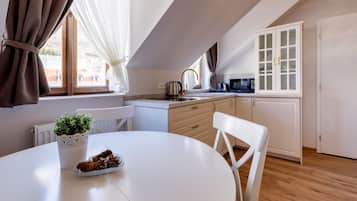 Apartment, 1 Bedroom, Kitchenette, City View (5) | Private kitchen | Mini-fridge, microwave, stovetop, espresso maker