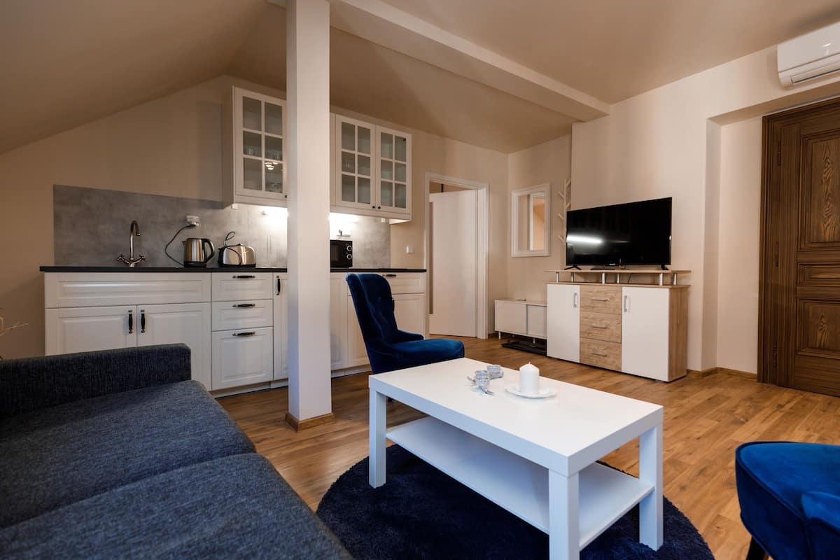 Apartment, 1 Bedroom, Kitchenette, River View (2) | 1 bedroom, hypo-allergenic bedding available, in-room safe