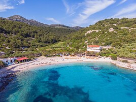 Una playa cerca