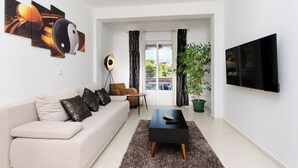 Ein modernes Wohnzimmer mit einer Couch, einem Couchtisch und Kunstwerken an der Wand.