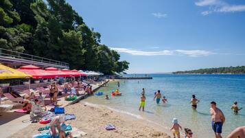 Una spiaggia nelle vicinanze