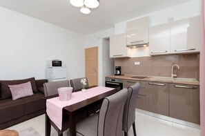 Private kitchen | Fridge, microwave, stovetop, dishwasher
