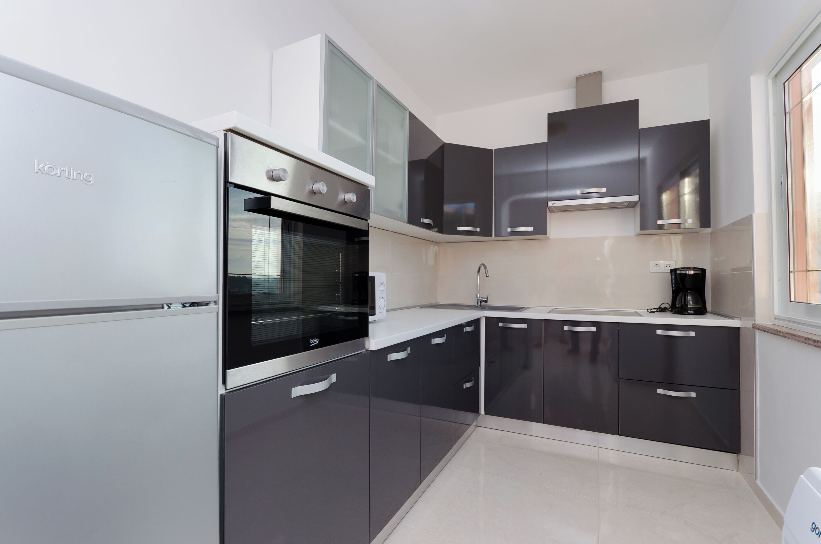 Apartment (A2) | Eigene Küche | Kühlschrank, Mikrowelle, Herdplatte, Geschirrspüler