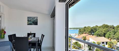 Huoneisto (A2) | Ruokailu