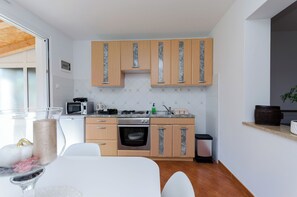 Estudio (A4) | Cocina privada | Refrigerador, parrilla de estufa, utensilios de cocina y congelador 