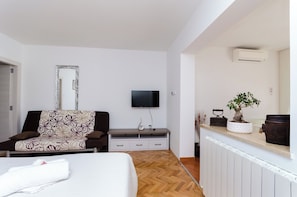 Studio (A4) | Interior