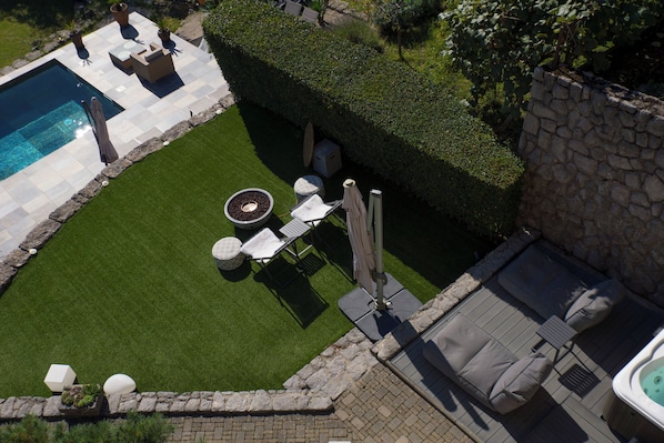 Outdoor pool, pool umbrellas, sun loungers