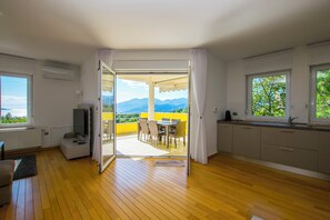 Apartment (A2) | Living area | Smart TV