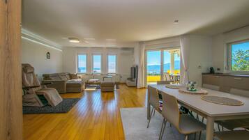 Căn hộ (A2) | Khu phòng khách | Smart TV