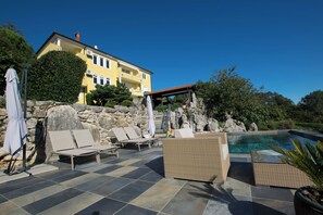 Außenpool, Sonnenschirme, Liegestühle