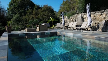 Hồ bơi ngoài trời, dù/ô trên bãi biển/hồ bơi, ghế dài tắm nắng