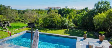 Piscine extérieure, parasols, chaises longues