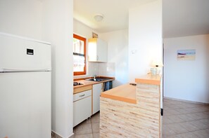 Appartement (A3) | Cuisine privée | Réfrigérateur, four à micro-ondes, surface de cuisson