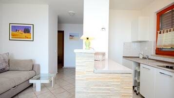 Lejlighed (A1) | Privat køkken | Køleskab, mikrobølgeovn, kogeplade, espressomaskine